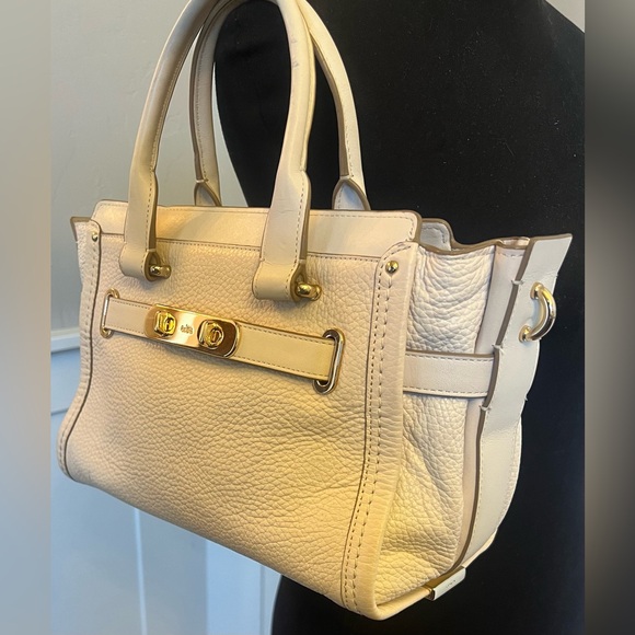 Coach Swagger - Picture 4 of 12